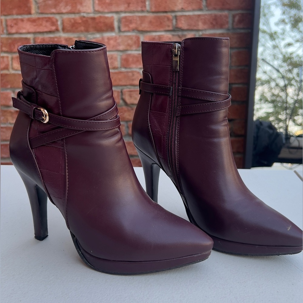 Burgundy Fall Classic Boots, Size 7